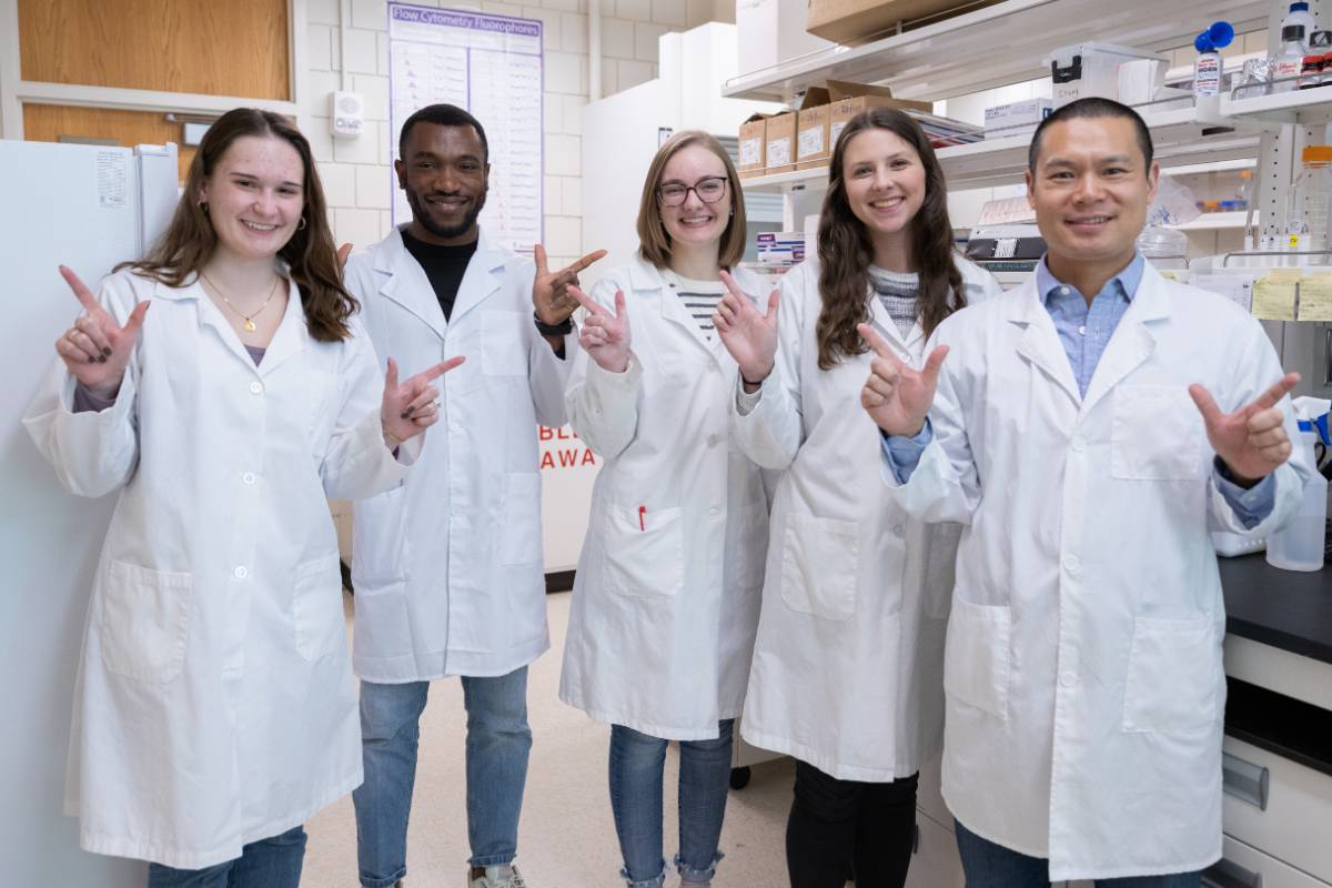 chang-lab-pistels.jpg Studnets and mentor in a lab