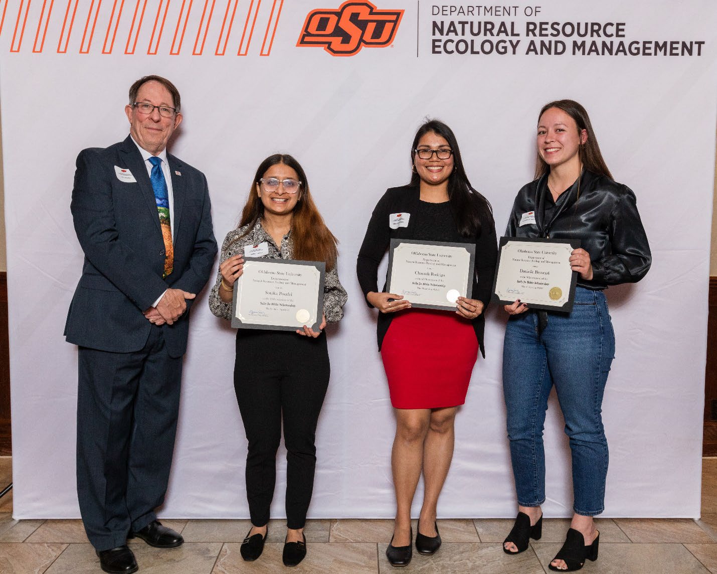 2024-sally-jo-bible.jpg Jim Ansley, Sonika Poudel, Chamali Rodrigo and Danielle Brosend holding their award.