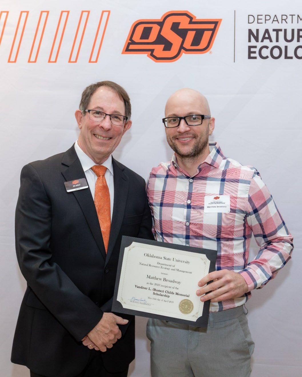 Jim Ansley next to Mattew Broadway accepting their Graduate Student Scholarship award.