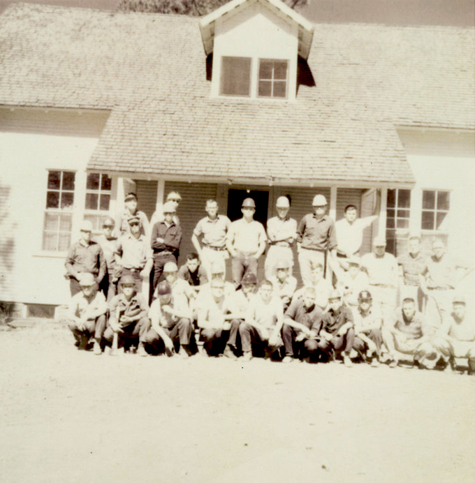 camp1964-0014-e.jpg A group of students outside in front of a house.