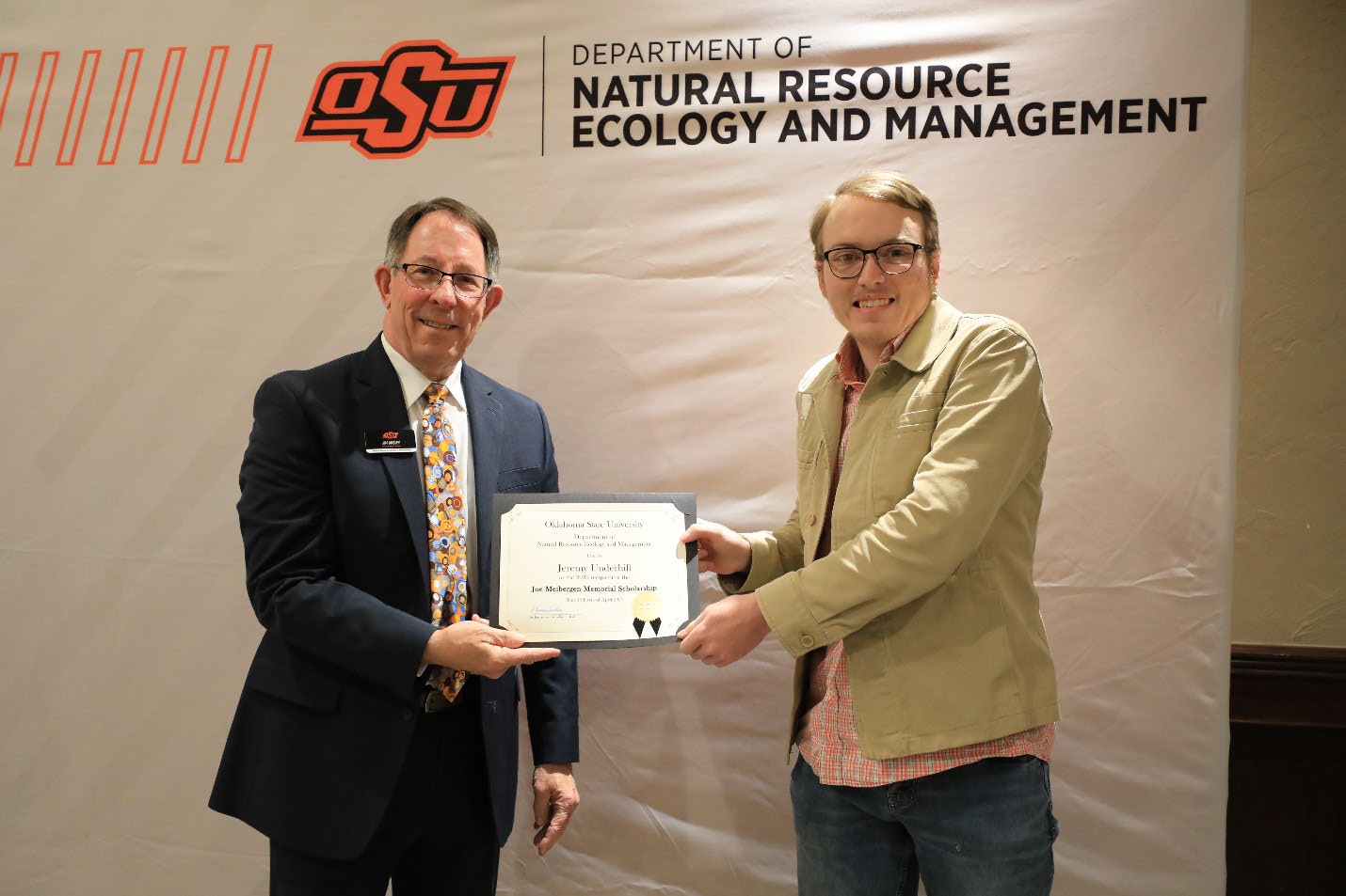 Dr. Jim Ansley handing Jeremy Underhill his award.